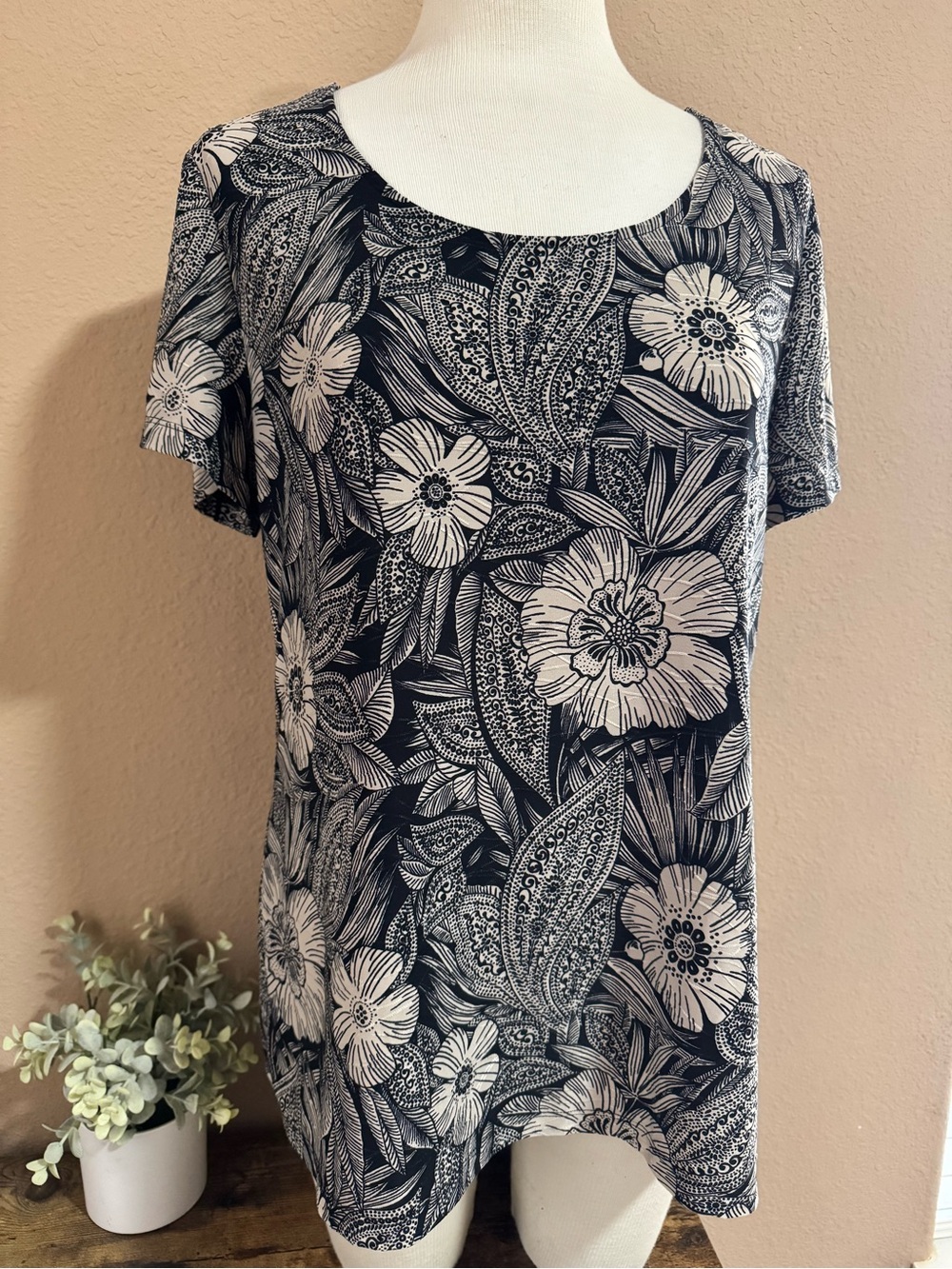 croft & barrow Black and White Floral Short Sleeve Top